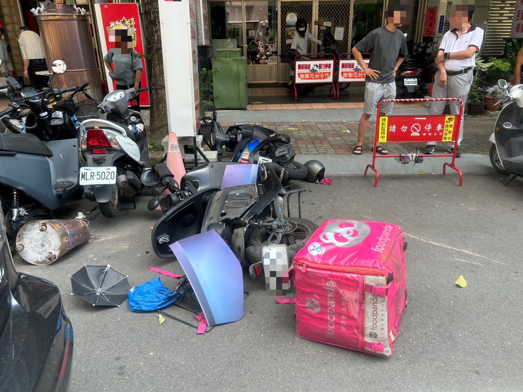 大里中山路驚傳車禍　小客車撞機車波及棚架1人送醫