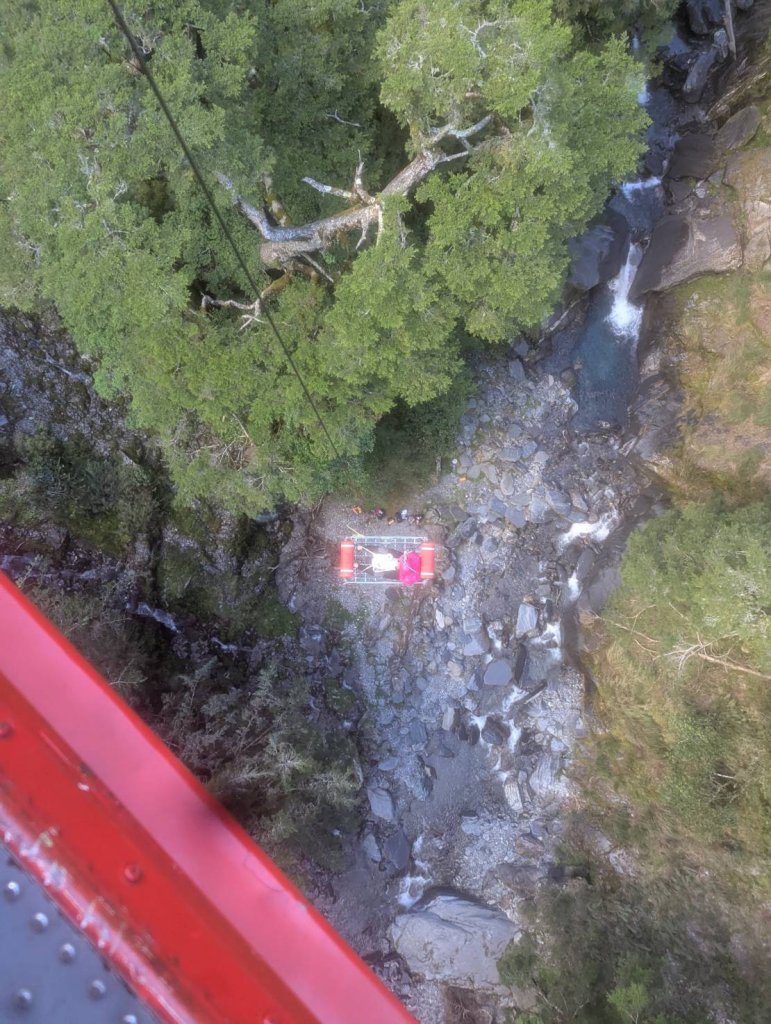 攀中央尖山墜溪受傷　花蓮空勤總隊直升機吊掛救援