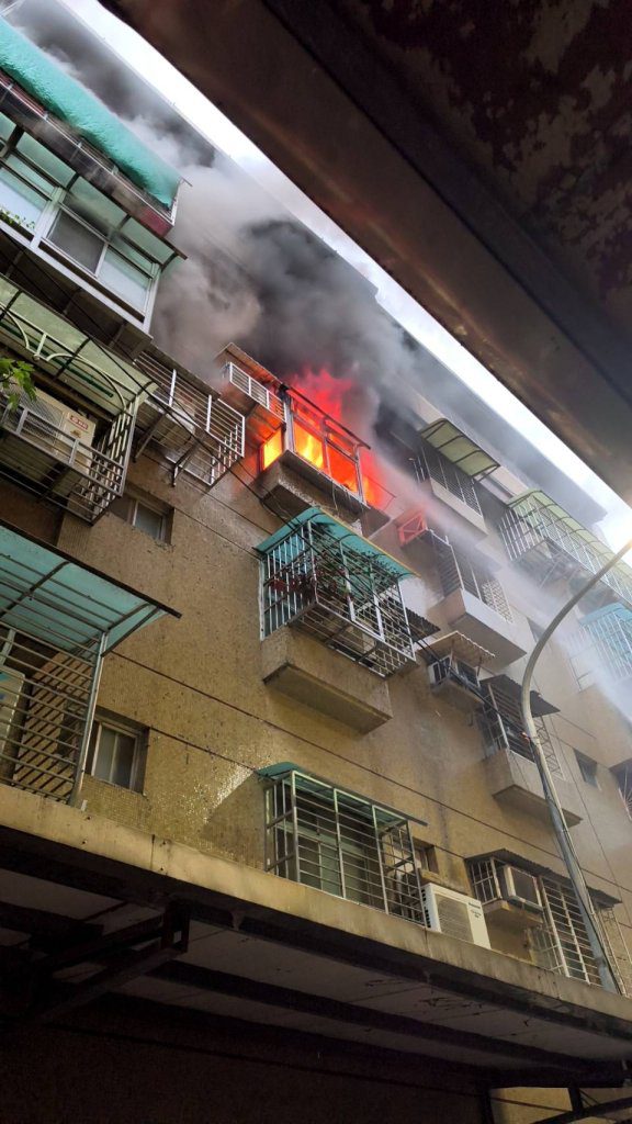 新莊5樓建築4樓冒出火煙！　消防隊員救出1男子OHCA