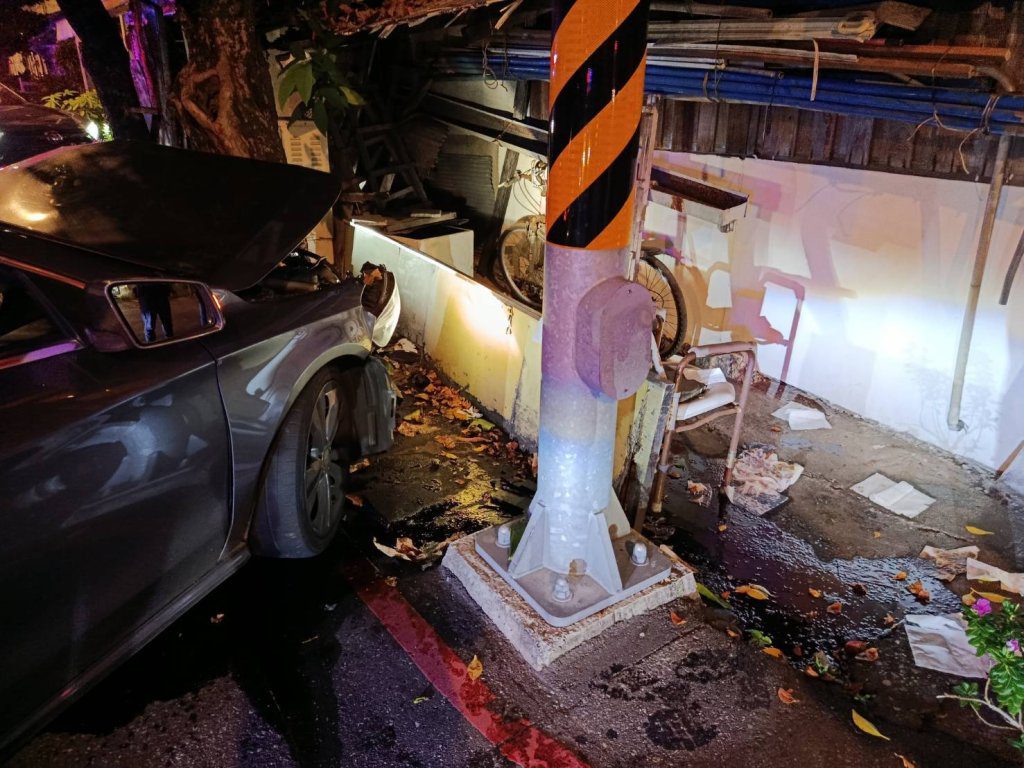 花蓮男女吵架男子拒讓女友上車加速駛離　遭警追捕失控撞路樹受傷酒測值超標