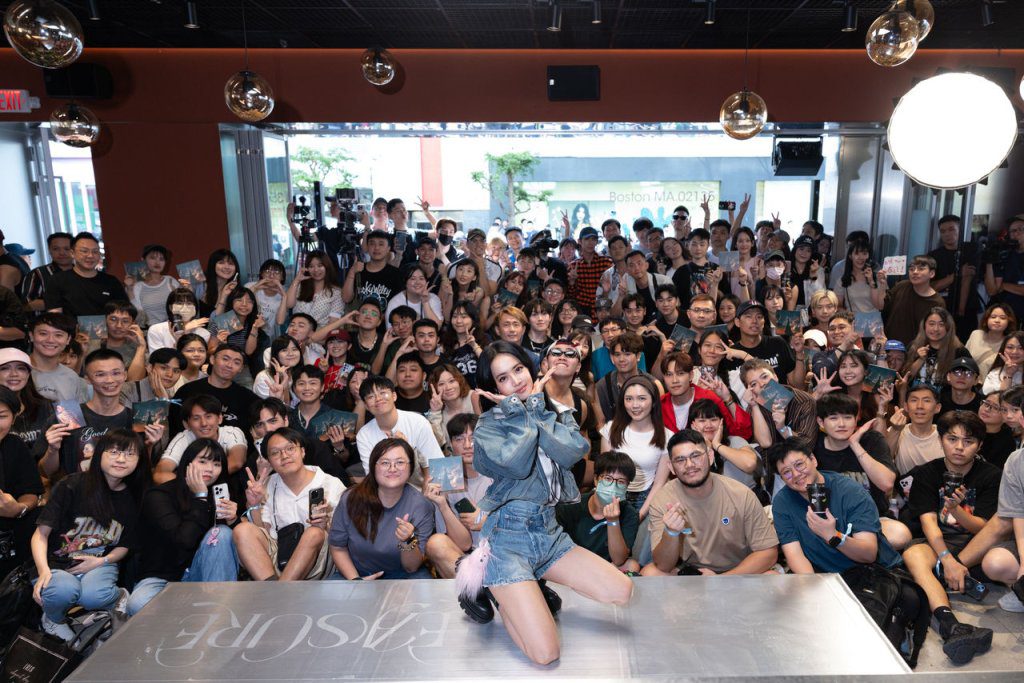 蔡依林突襲信義區咖啡廳　唱到忘詞害羞掩面模樣可愛