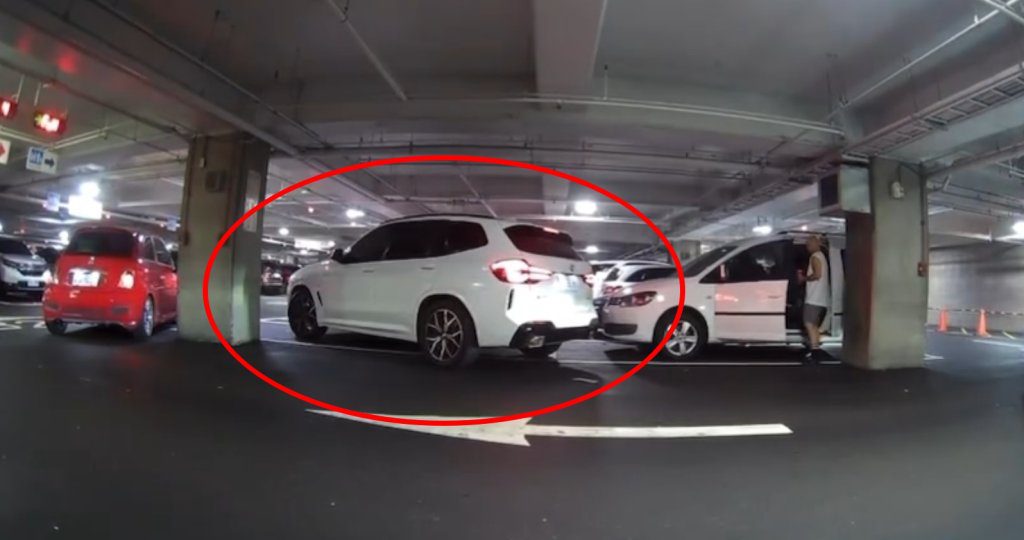 白色BMW「見縫插針」搶車位　小車駕駛傻眼怒嘆沒公德