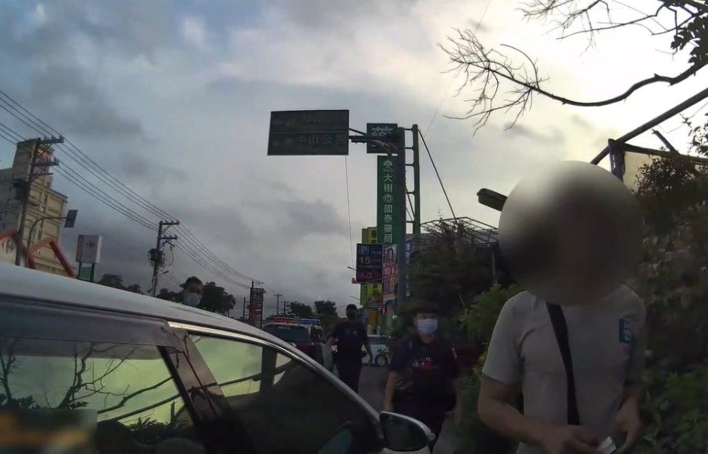 高雄覺民路糾紛驚魂　男子車內大喊救命引民眾緊張