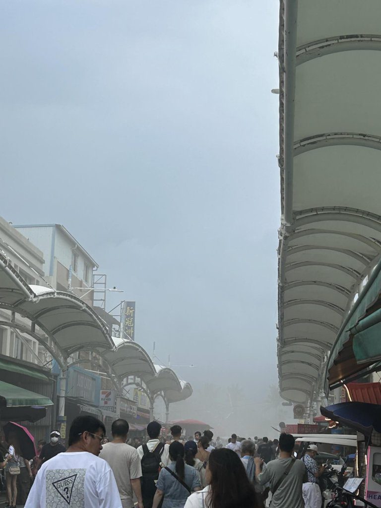 普渡遇強風 海水化霧灑滿街頭 網友驚呼難得奇景 普渡遇強風 海水化霧灑滿街頭 網友驚呼難得奇景