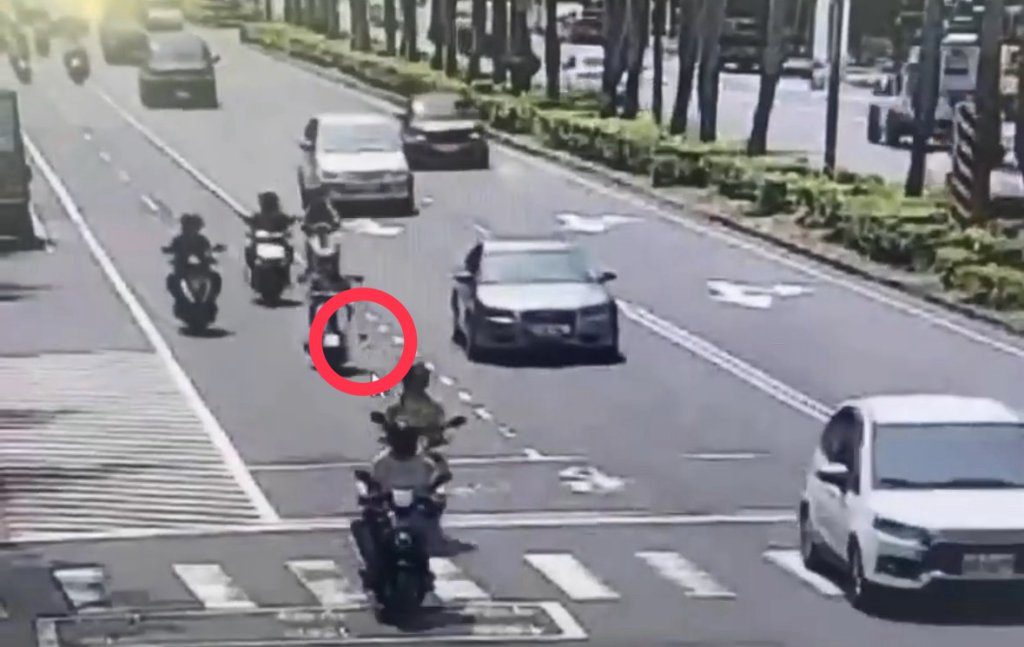 離奇! 女騎士莫名自摔 警調電眼 兇手竟是路面「石塊」