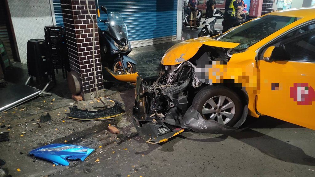 高雄少年無照騎車闖路口擦撞小黃 慘摔送醫 家長恐挨罰