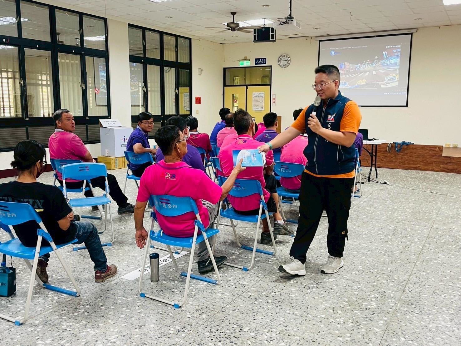 南警與環保局倡導「人本交通,停讓文化」攜手開課交安講座 南警與環保局倡導「人本交通,停讓文化」攜手開課交安講座