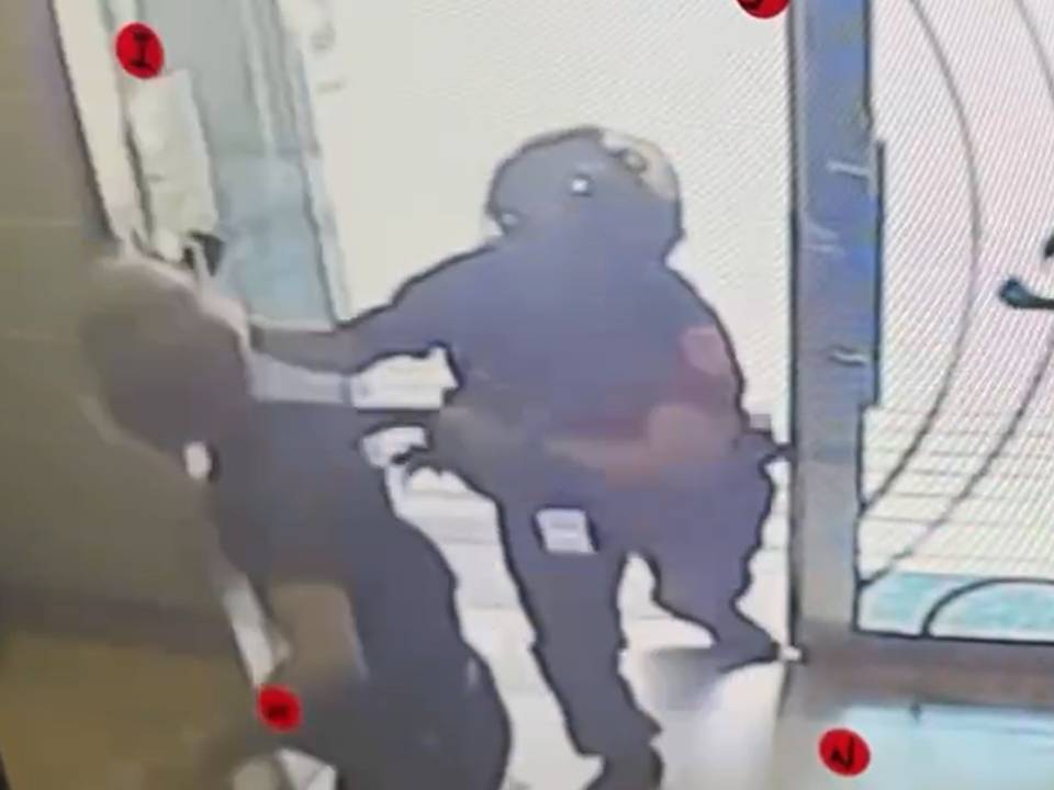 【有片】通緝犯行蹤曝光拒捕躲家中 桃園警飛踹破門逮人 【有片】通緝犯行蹤曝光拒捕躲家中 桃園警飛踹破門逮人