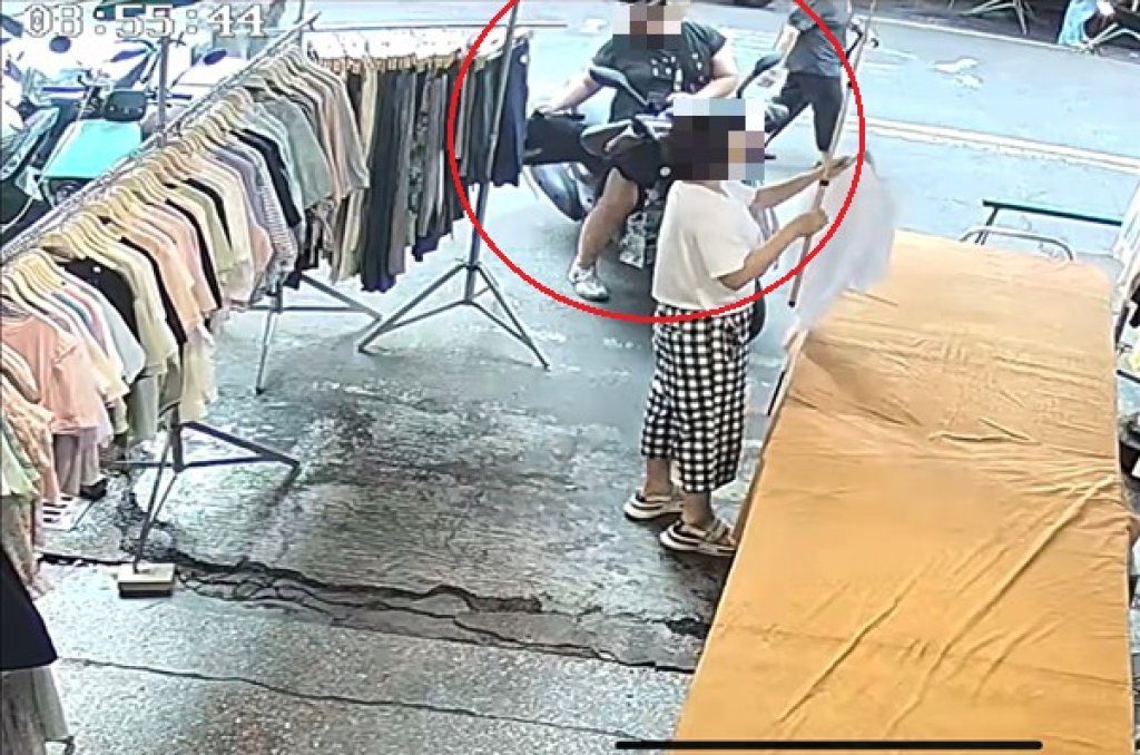 女騎士扯下市場攤架兩件短褲秒逃　辯稱「我以為買過了」