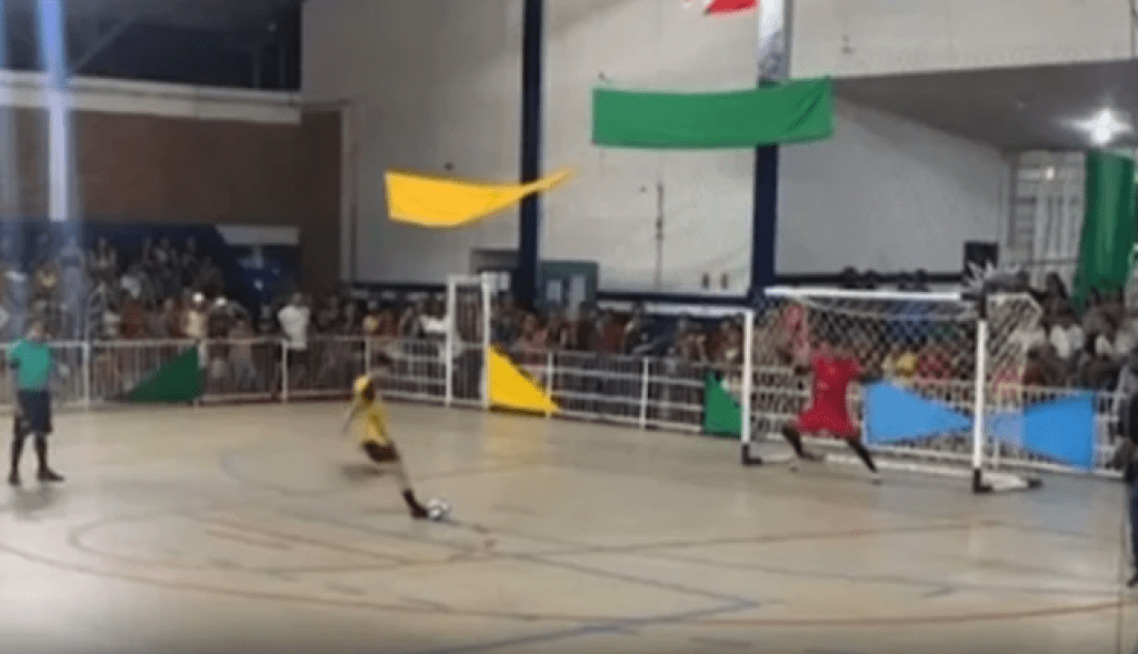 影／守門員PK飛身撲救「足球命中胸口」　起身走7步後倒地身亡