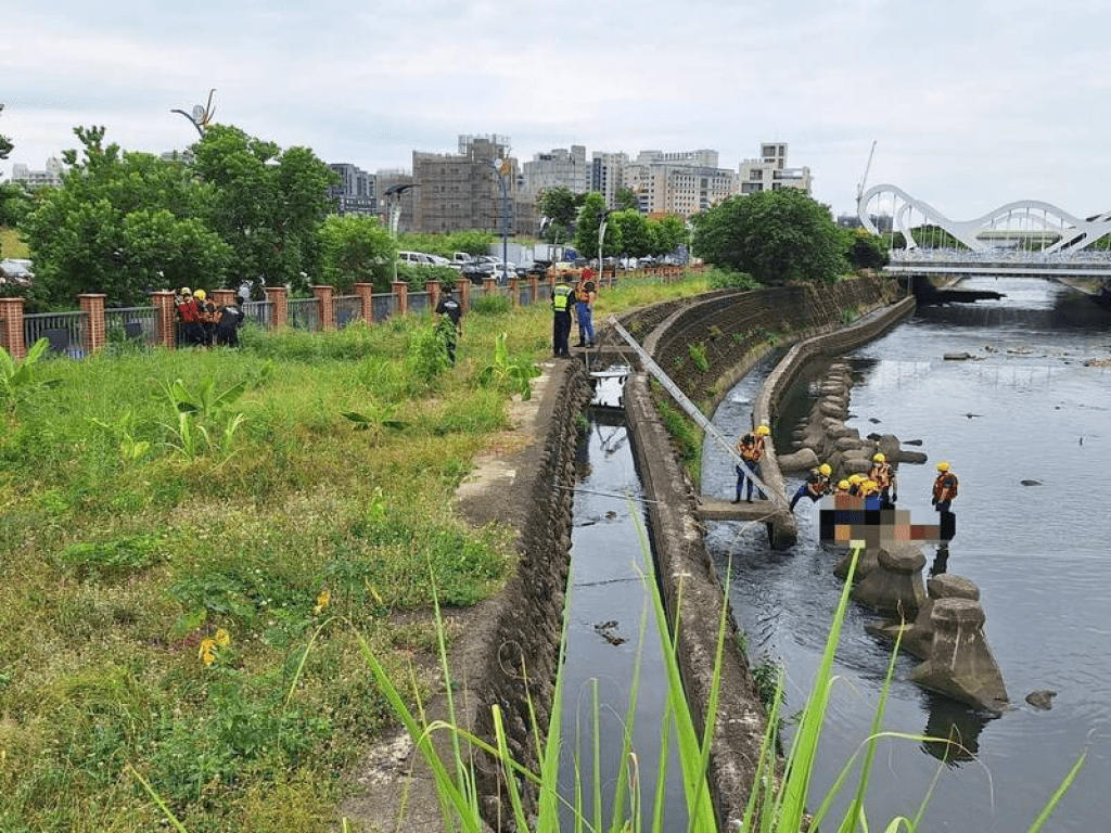 快訊/台中崇倫橋下麻園頭溪驚見浮屍 男子身分待查 快訊/台中崇倫橋下麻園頭溪驚見浮屍 男子身分待查