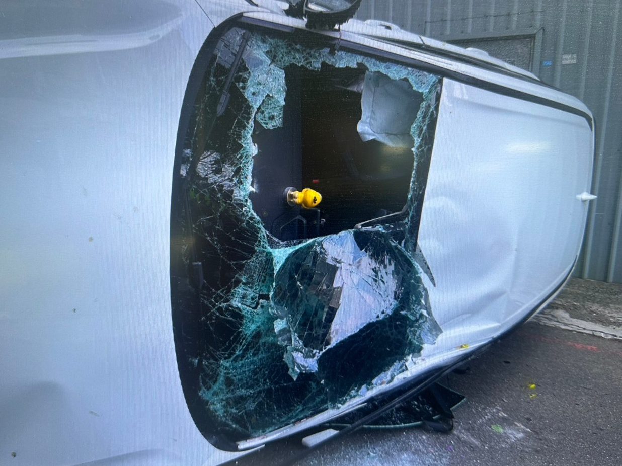 中壢小客車自撞矮牆側翻！擋風玻璃全毀 一家四口慘受傷 