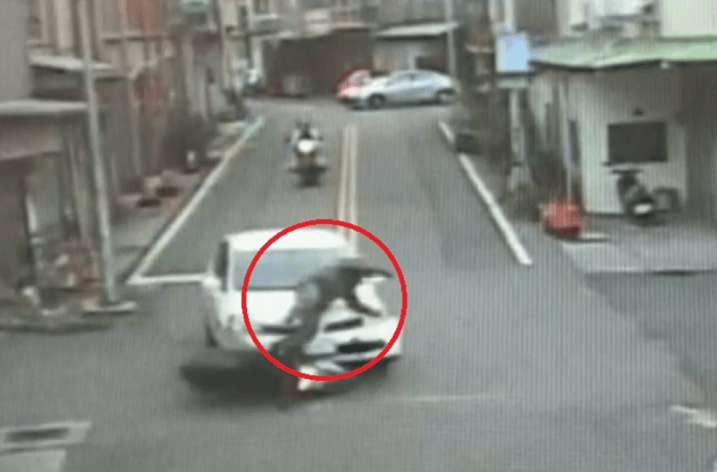 撞擊畫面曝光！苗栗苑裡機車自小客車相撞　機車騎士撞飛受傷