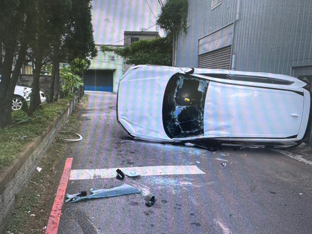 中壢休旅車自撞矮牆翻覆　1家4人受傷
