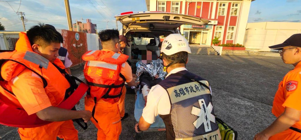 蚵仔寮意外！男衝浪撞礁石「無法游回岸邊」被救起