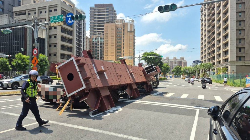 三重聯結車超載又未捆妥　鋼柱掉落馬路險釀禍