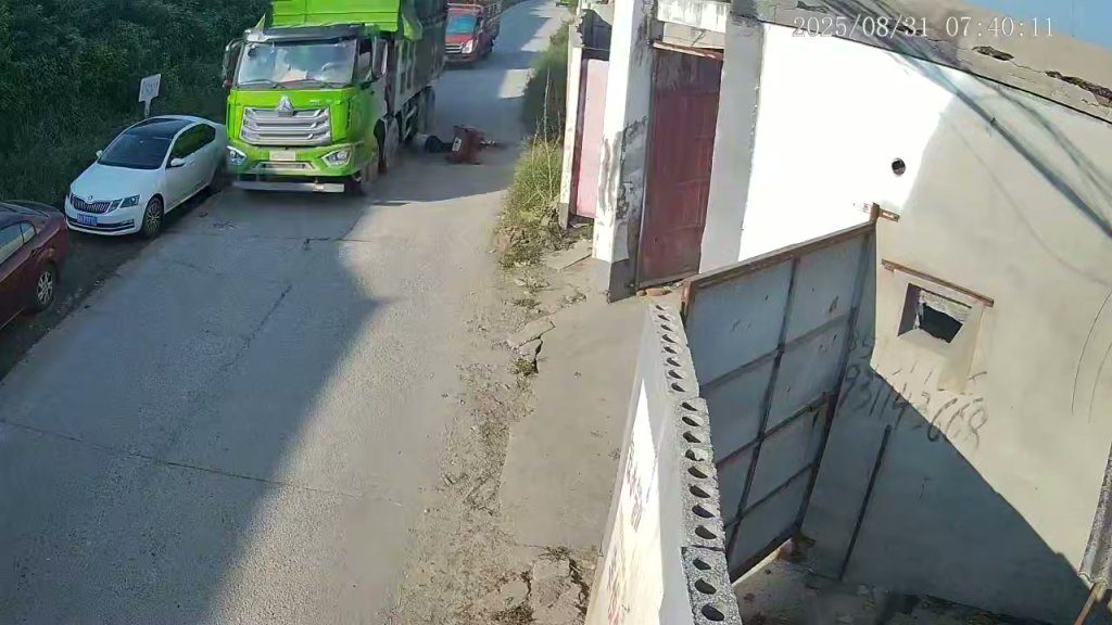 影／騎車遇坑洞跌倒！倒地時頭被對向砂石車輾過　影片陸網瘋傳