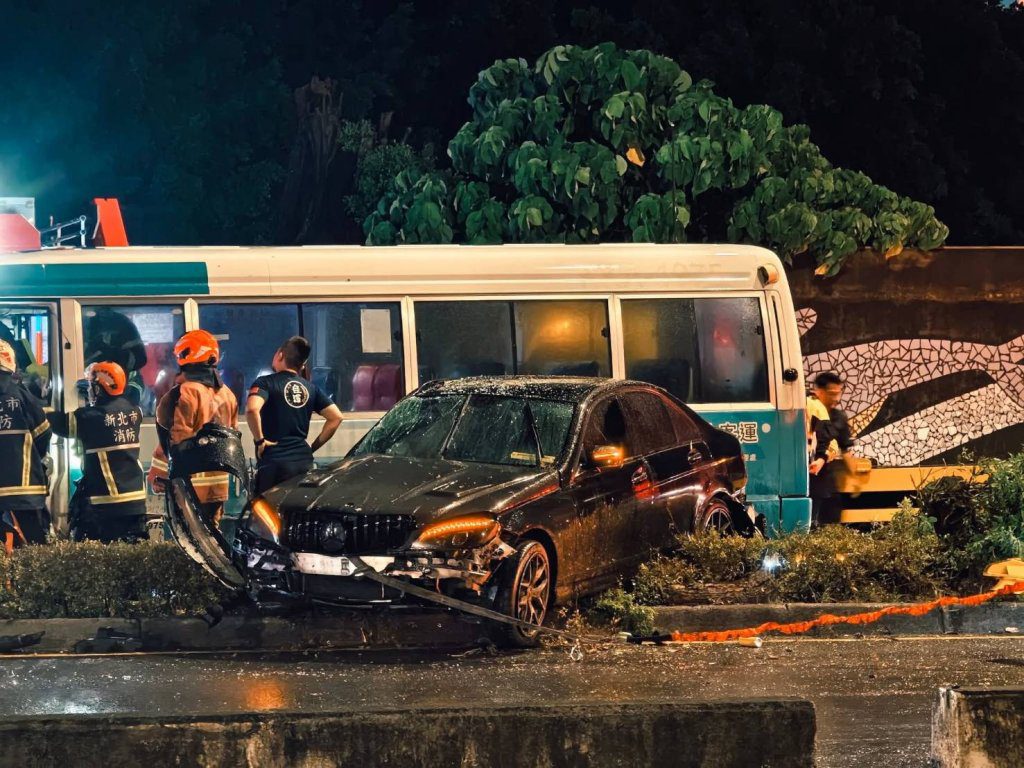 新店自小客車公車相撞　自小客車乘客受傷公車公司腳夾困救出送醫