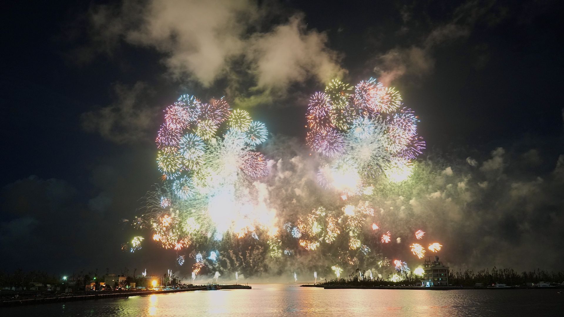 圖輯/台南「將軍吼」燃炸!16吋彩色千輪煙火浪漫綻放 美秀壓軸嗨到最高點 圖輯/台南「將軍吼」燃炸!16吋彩色千輪煙火浪漫綻放 美秀壓軸嗨到最高點