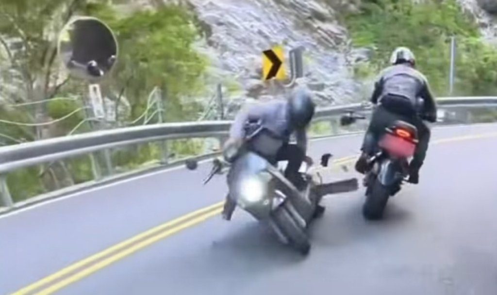 山路盲彎還跨越雙黃線引眾怒 網友：想死也別拖人下水