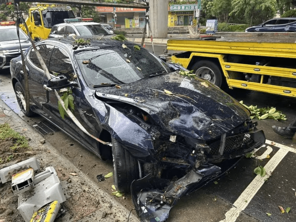 內湖「海神」起步打滑失控　衝撞路樹及YouBike站樁