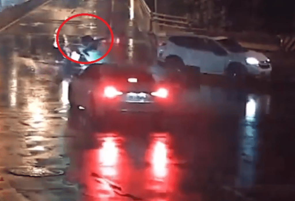 撞擊畫面曝光！苗栗機車遭自小客車擊落　男騎士撞飛受重傷