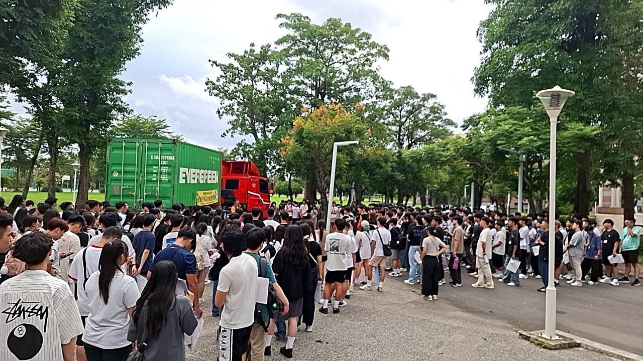 高雄市區監理所前進高餐大　宣導交通安全月停讓文化