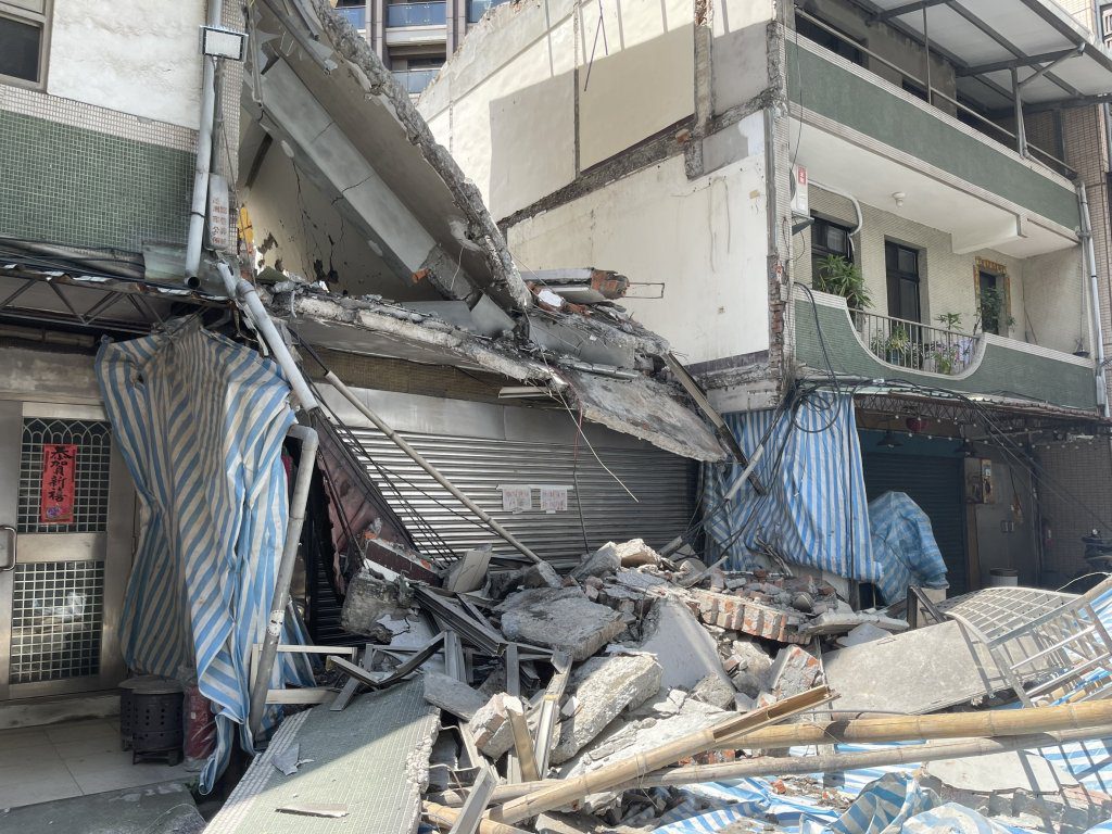 蘆洲民宅拆除作業意外！ 　鷹架倒塌波及民宅及電纜線