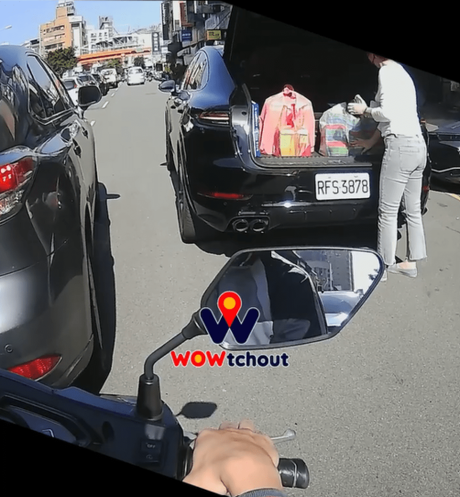 保時捷豪車佔用車道違停民眾不滿檢舉被駁回 網友無奈：限縮後「基本合法」