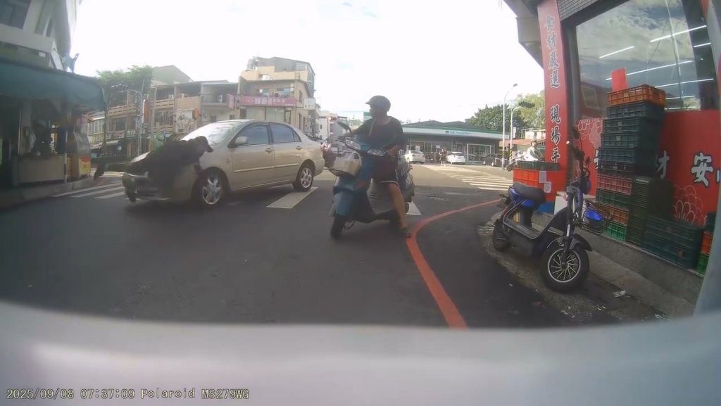 影／看都沒看？台南駕駛切西瓜左轉　直接撞飛走斑馬線行人