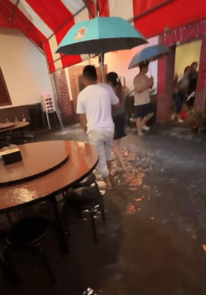 暴雨襲台中！必比登餐廳水災、食客赤腳 老饕:名副其實流水席