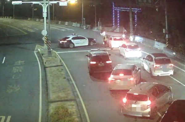 楊梅警方獲報疑飆車　封閉車道全面攔查