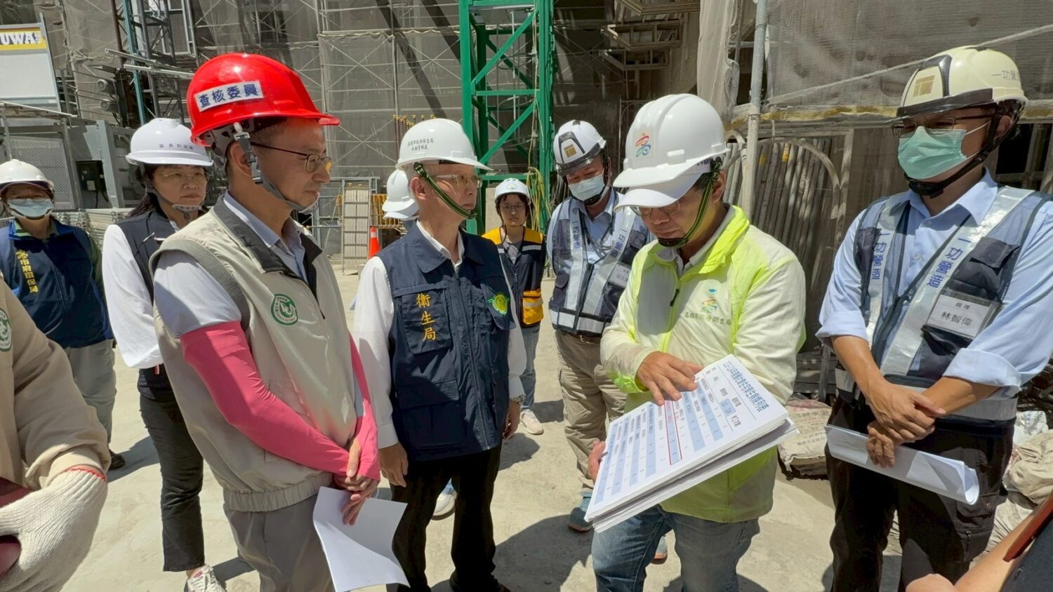 疾管署代署長羅一鈞視察高雄中央社宅工地  府防疫團隊現場查獲水桶積水開單處罰