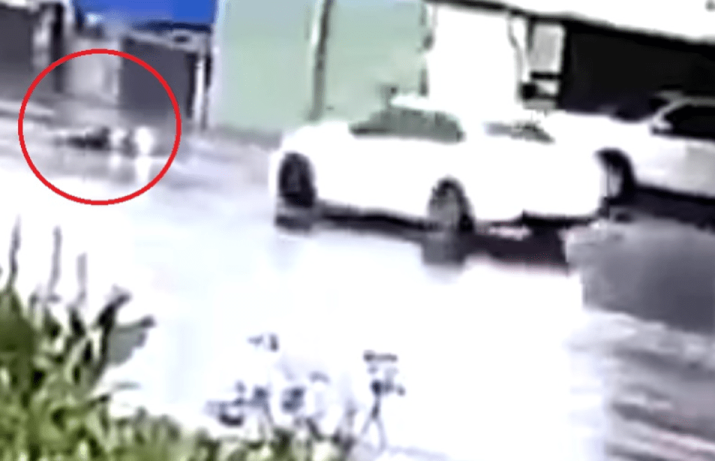 天雨路滑又酒駕！苗栗自小客車撞對向兩車　機車騎士受傷送醫