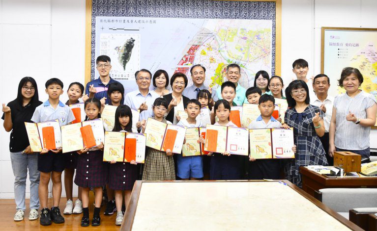 彰化縣推閱讀線上認證　14位「臺灣雲豹級」閱讀高手獲王惠美表揚