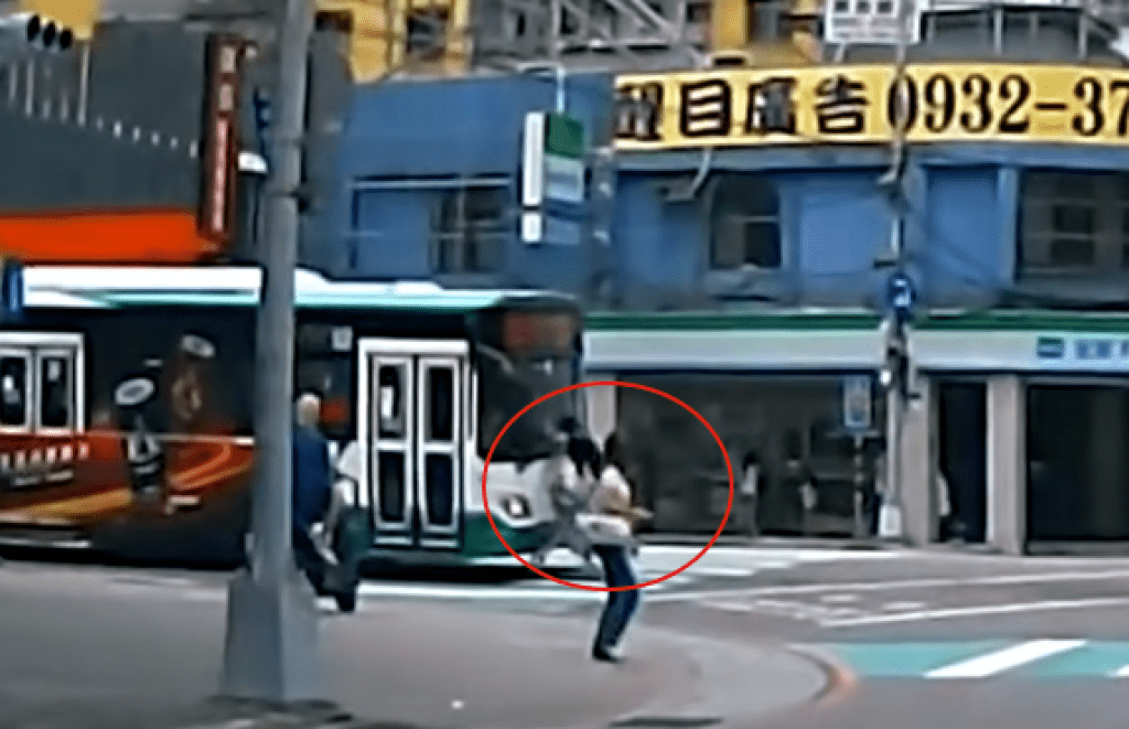 新莊驚險一刻！腳踏車闖紅燈硬闖路口與公車迎面相撞