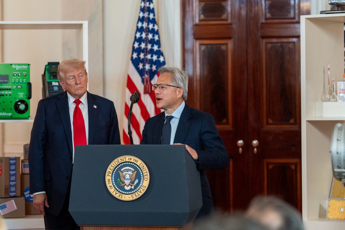 傳黃仁勳下週將隨川普訪英 輝達AI晶片出口中國備受關注