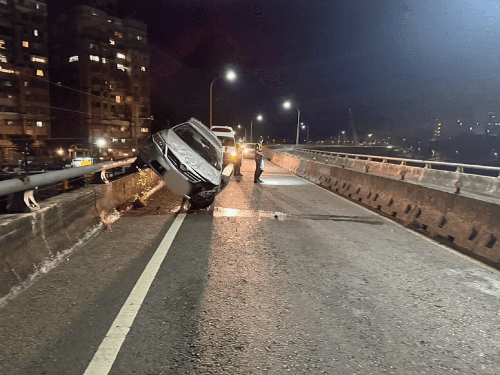 汐止貨櫃引道轎車自撞護欄　警到場「找嘸」駕駛疑酒駕落跑