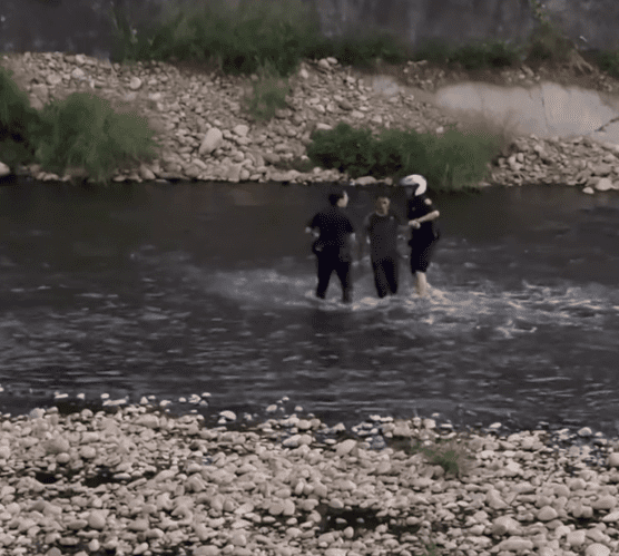 追捕畫面曝光！失聯移工遭桃園警方追捕棄車跳溪落跑　員警溪中圍捕逮3人