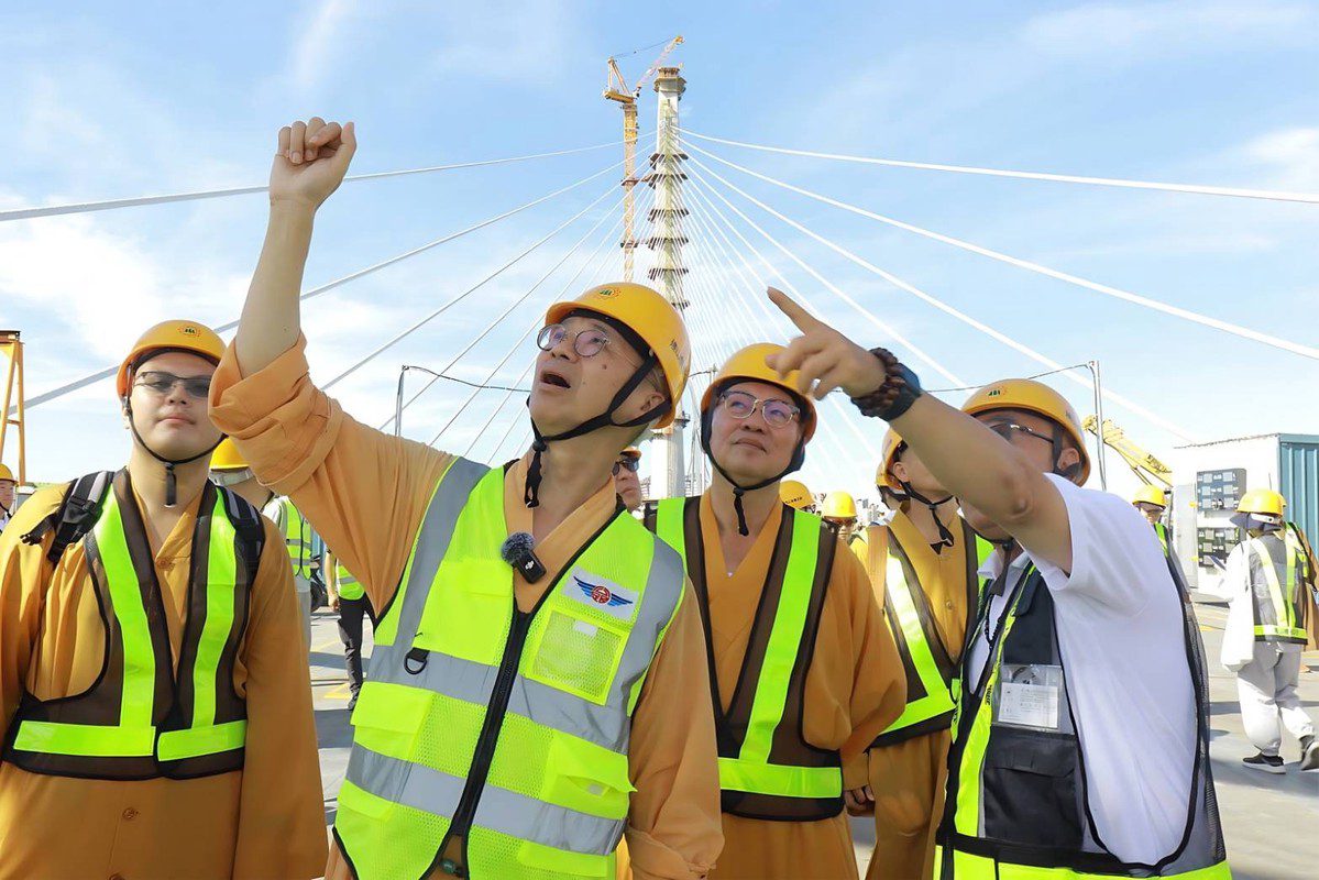 淡江大橋年底即將完工 東走善良、西向光明 法藏大和尚與法寂法師登橋祝福