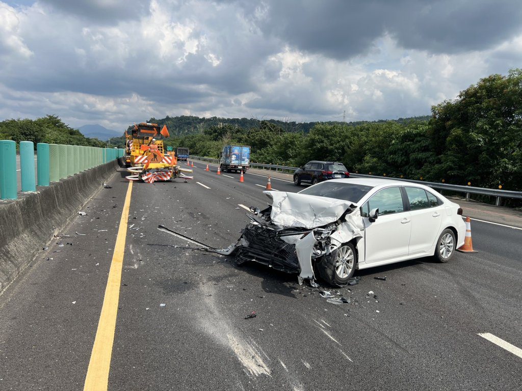 國道輔駕車撞緩撞車+1！ 　車頭撞爛駕駛未受傷