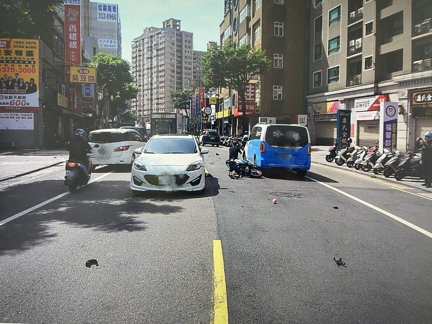 桃園龍安街驚險車禍 騎士被追撞波及對向車倒地掛彩