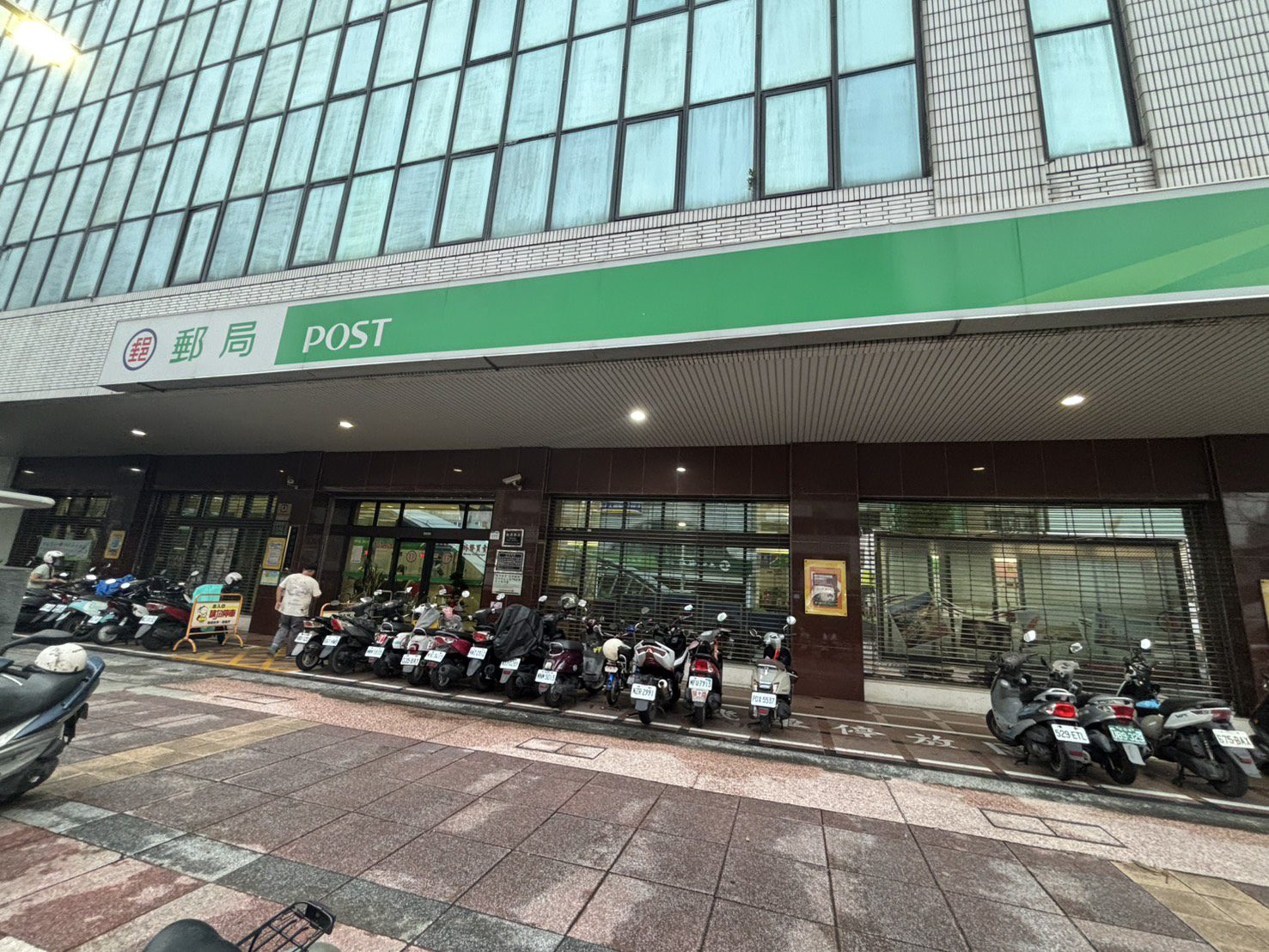 高雄郵局提民眾：詐團無孔不入，不僅騙你錢還要你賣帳戶、背刑責