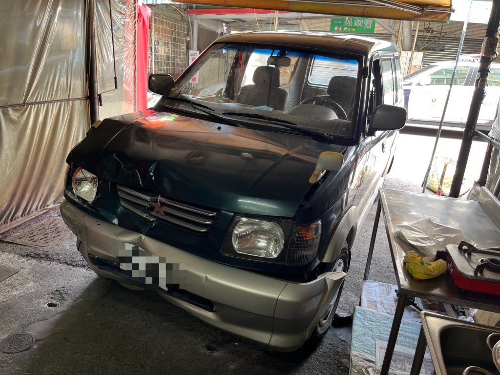 碰!高雄75歲翁「油門當剎車踩」撞進苓雅市場牛排店 碰!高雄75歲翁「油門當剎車踩」撞進苓雅市場牛排店