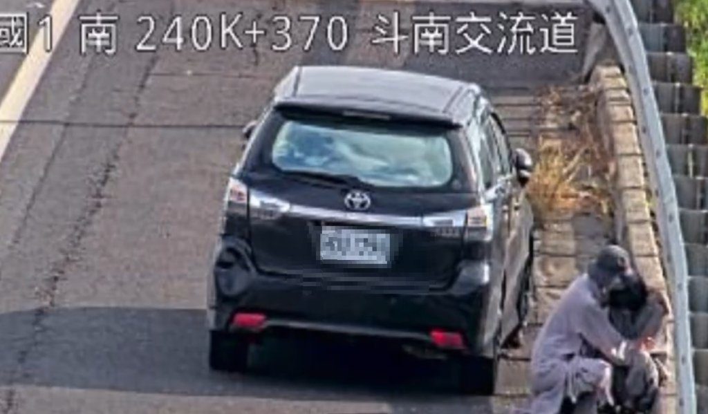 國道1號驚見女子坐路肩哭泣　身旁女子安撫國道警察護送離開