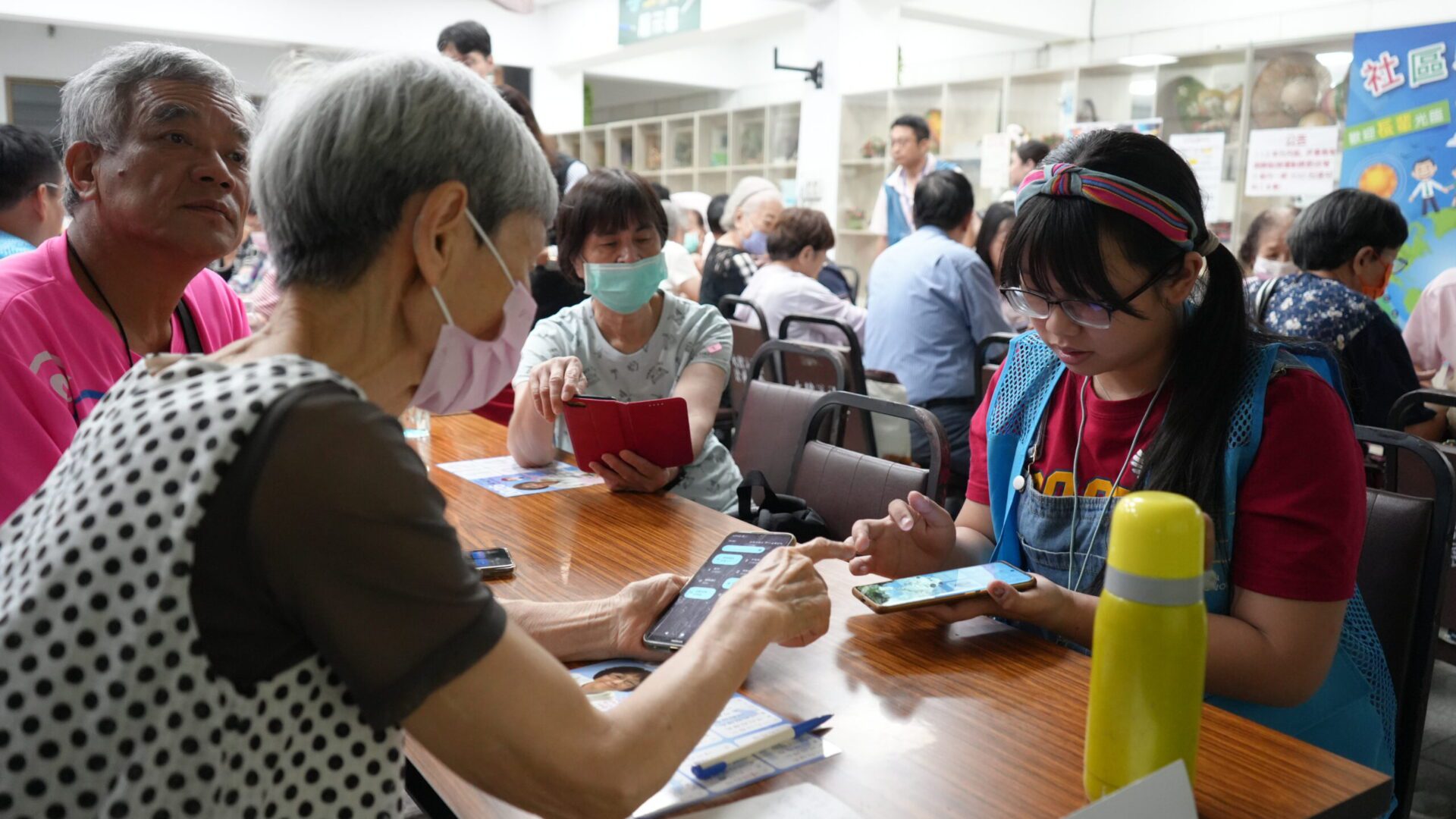桃園青年局「手機樂齡學堂」開課 志工貼心指導促進跨世代交流