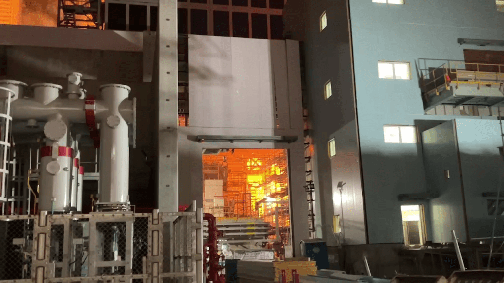 高雄興達電廠爆炸！橘紅火光嚇壞居民　環保局提醒：緊閉門窗、減少外出