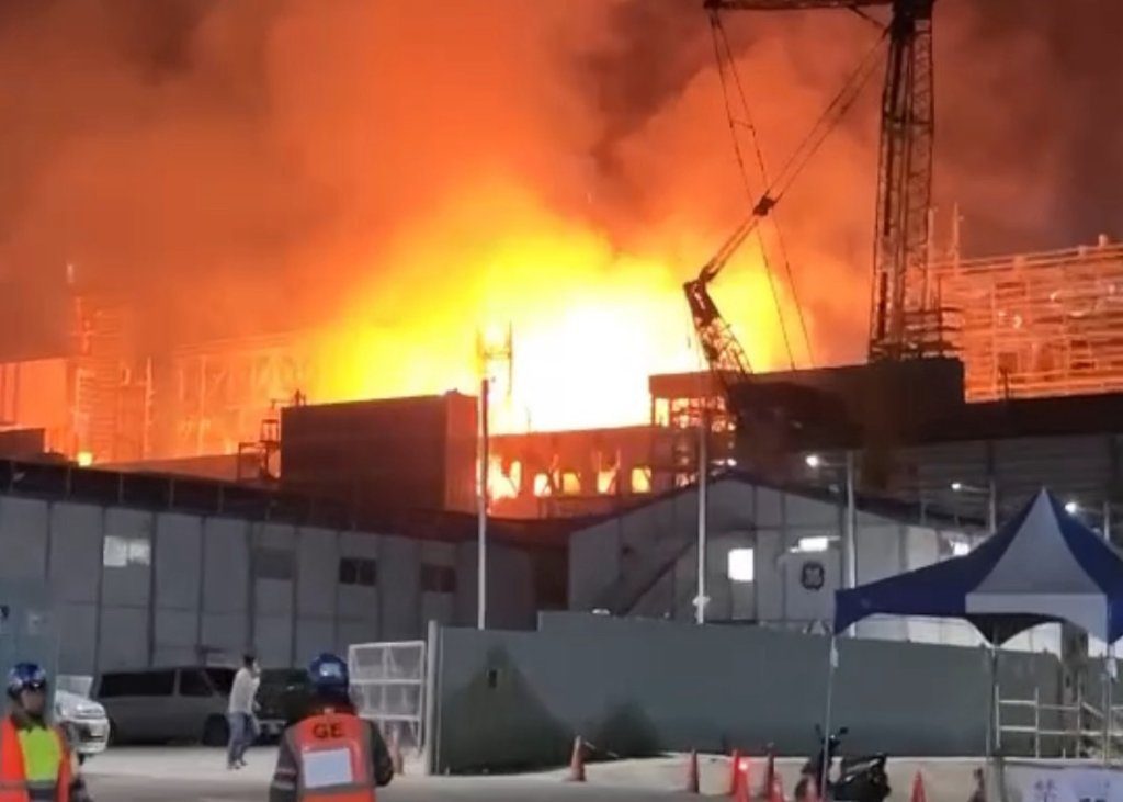 快訊/高雄興達電廠爆炸!里長:下午阿摩尼亞外洩 台電駁斥這樣說 快訊/高雄興達電廠爆炸!里長:下午阿摩尼亞外洩 台電駁斥這樣說