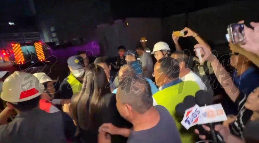 快訊有影／高雄興達電廠爆炸！林欽榮遭里長包圍「要交代」　現場一度推擠衝突