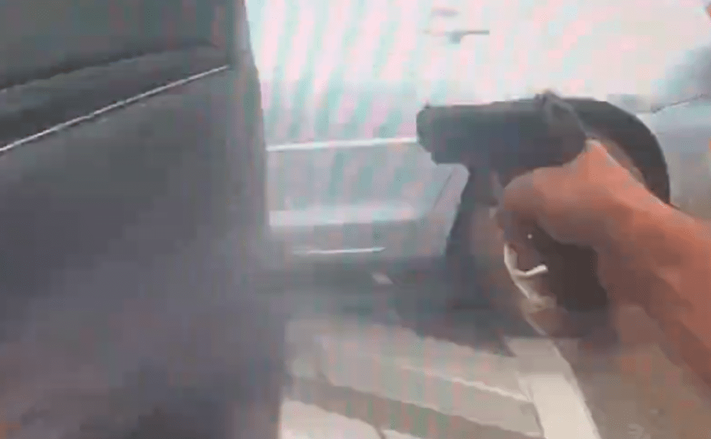 追捕開槍畫面曝光！　嘉義警方追捕贓車開12槍破窗逮人